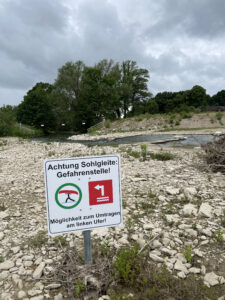 Warnschild vor der Sohlgleite